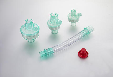 What are the benefits of the design of the corrugated catheter mounts?