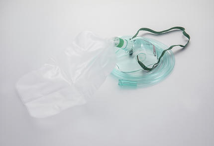 What are the advantages of an oxygen mask with a reservoir bag?